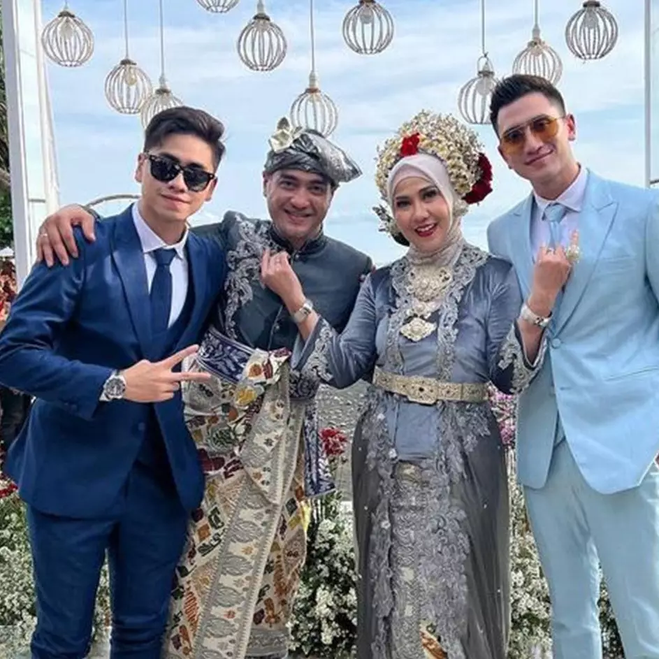 9 Gaya Verrell Bramasta di pernikahan sang ibu, gagah menawan