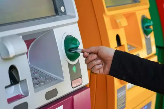 Cara mengatasi kartu ATM tertelan mesin © 2022 brilio.net Cara mengatasi kartu ATM tertelan mesin © 2022 brilio.net