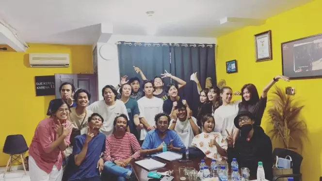 Potret Fuji dengan pemain film Bukan Cinderella © Instagram