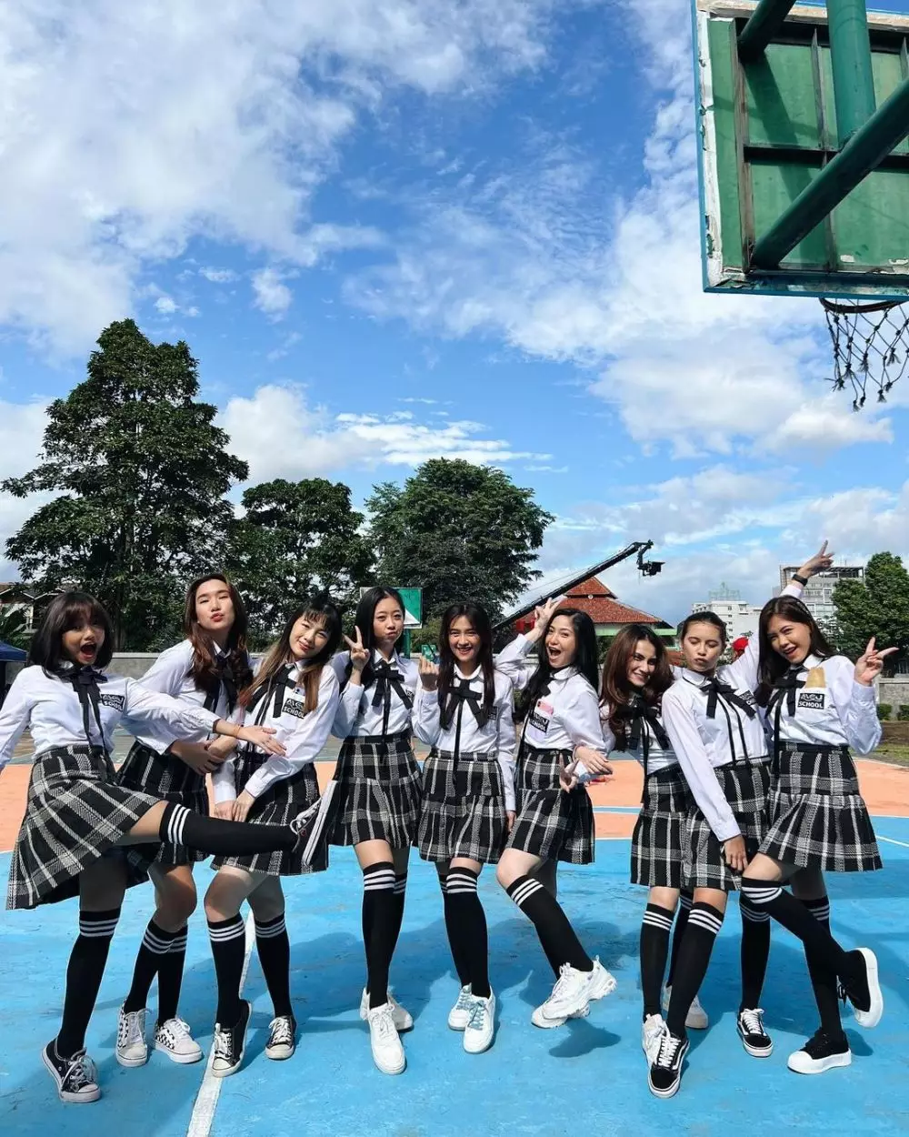 Potret Fuji dengan pemain film Bukan Cinderella © Instagram