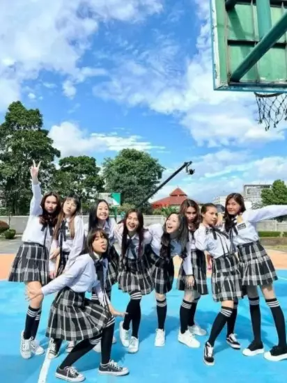 Potret Fuji dengan pemain film Bukan Cinderella © Instagram