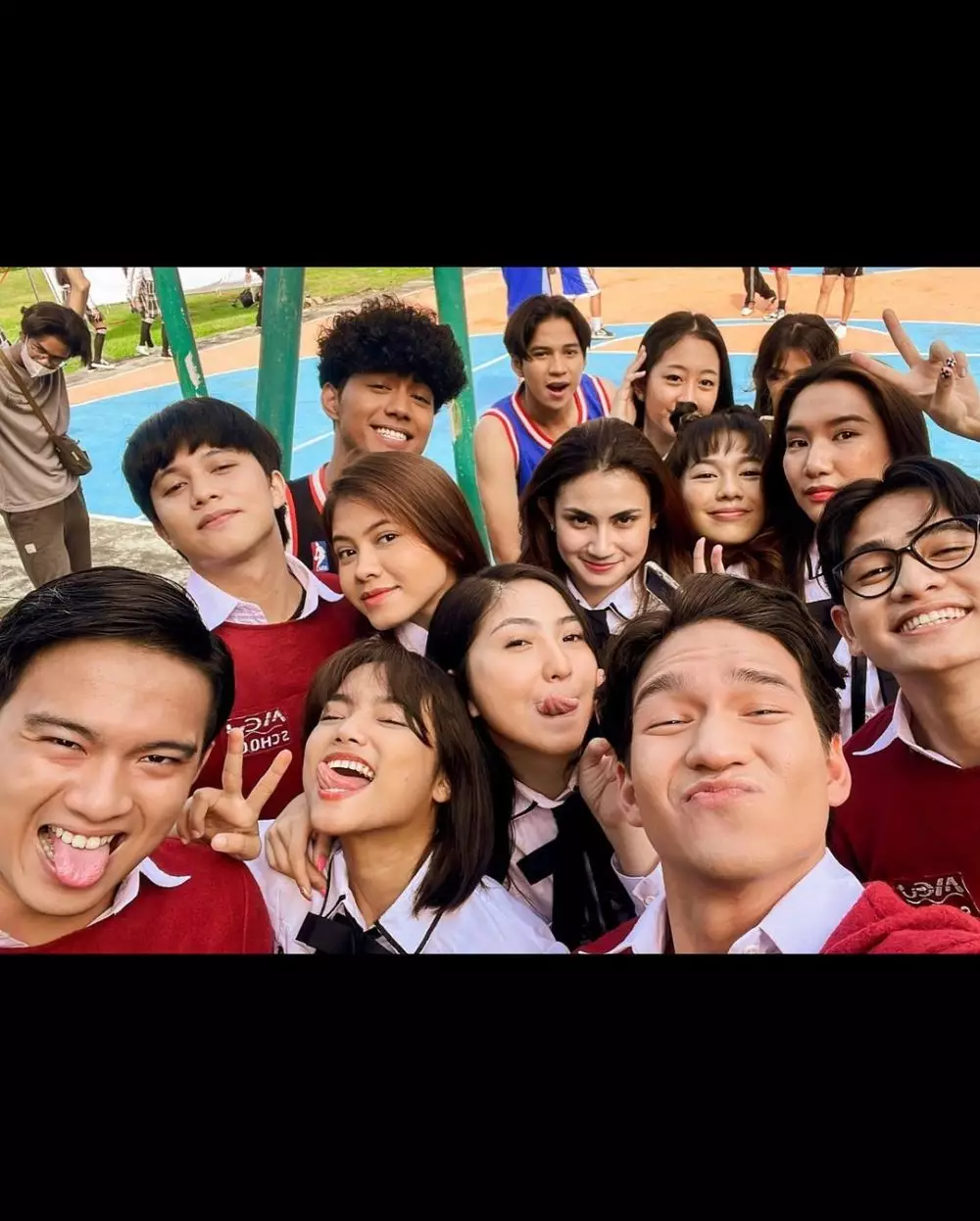 Potret Fuji dengan pemain film Bukan Cinderella © Instagram