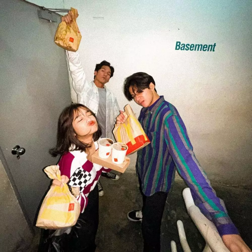 Potret Fuji dengan pemain film Bukan Cinderella © Instagram