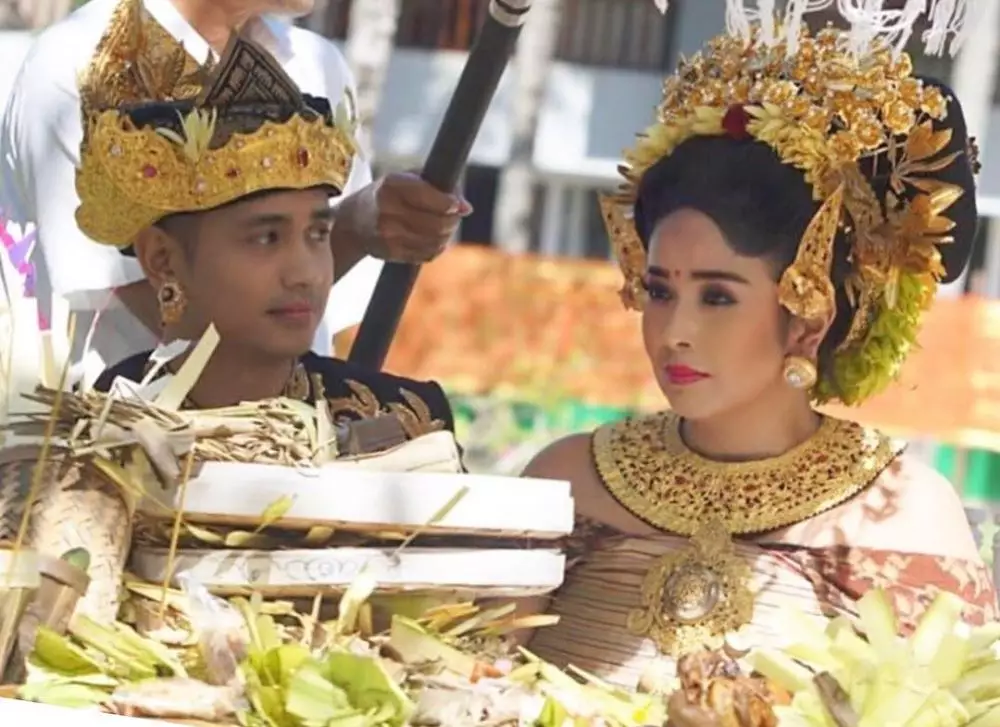 Momen pernikahan seleb pakai adat Bali © berbagai sumber