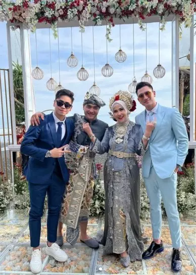 Momen pernikahan seleb pakai adat Bali © berbagai sumber