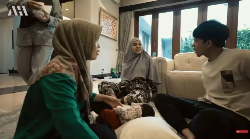 Momen anak Aurel dicukur botak © YouTube