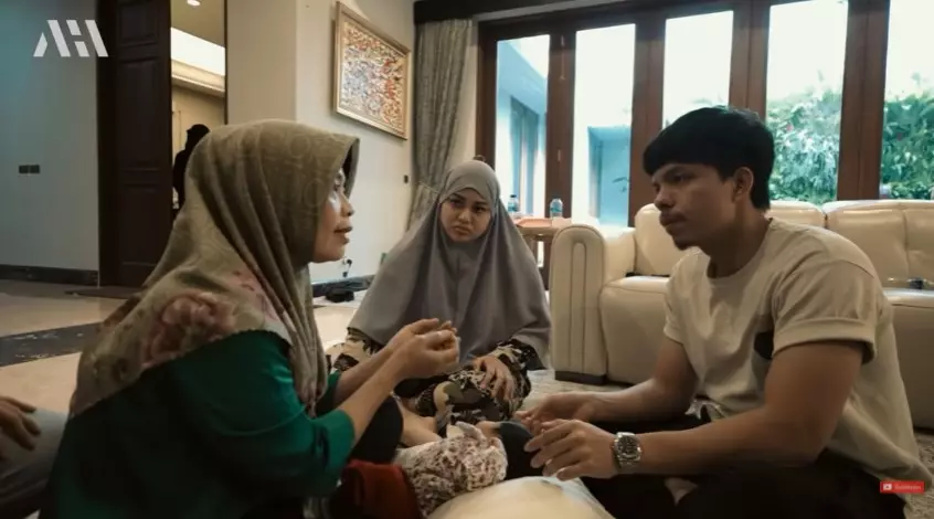 Momen anak Aurel dicukur botak © YouTube