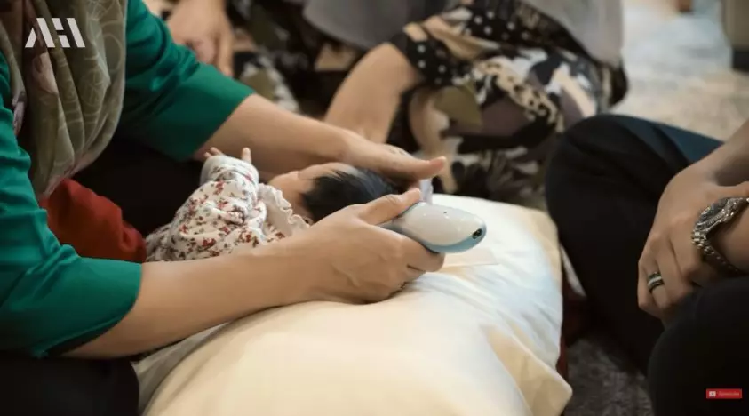 Momen anak Aurel dicukur botak © YouTube