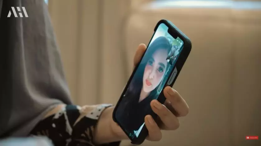 Momen anak Aurel dicukur botak © YouTube