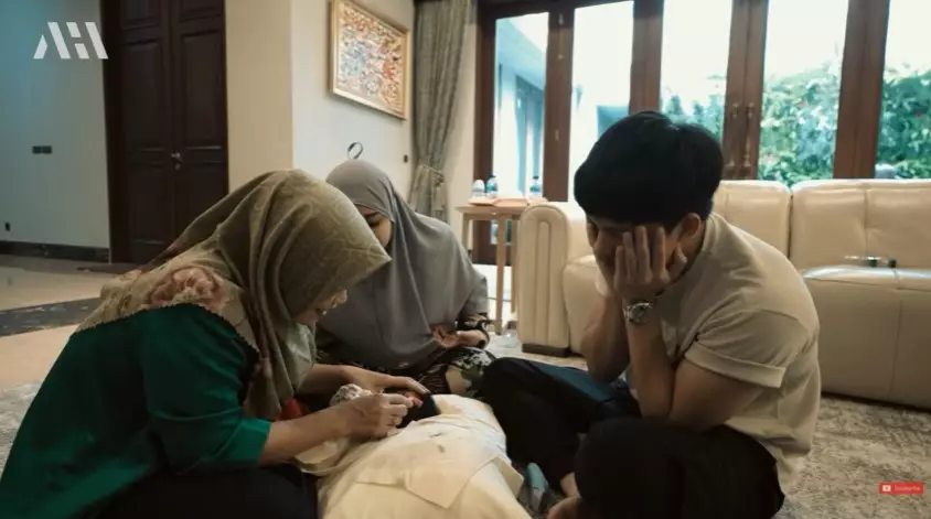 Momen anak Aurel dicukur botak © YouTube