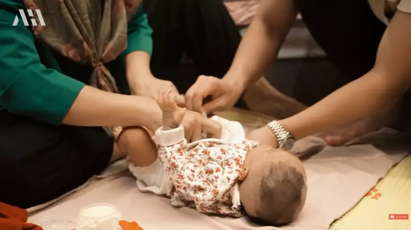 Momen anak Aurel dicukur botak © YouTube