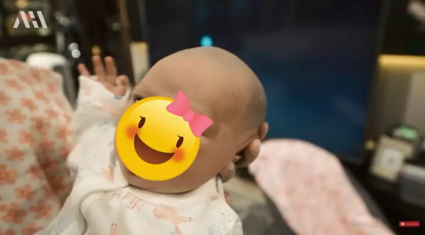 Momen anak Aurel dicukur botak © YouTube