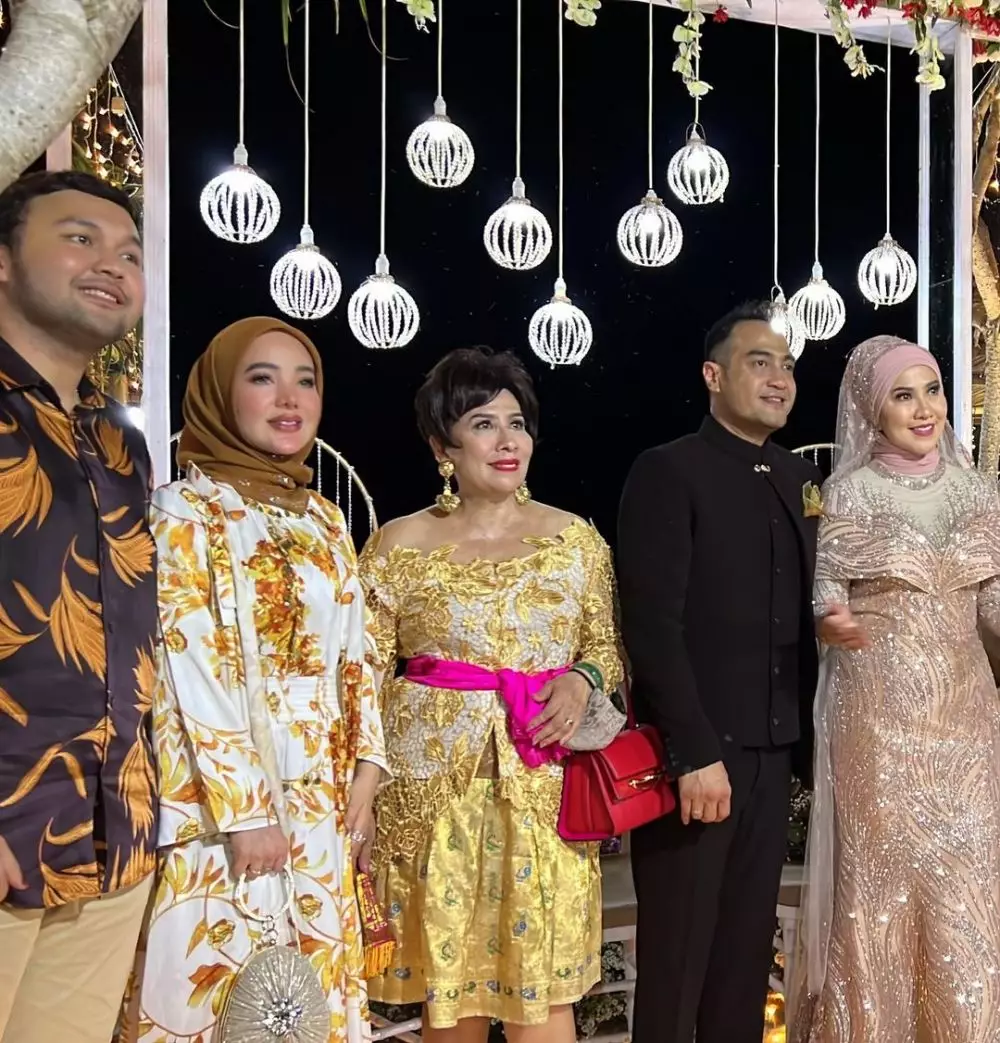 Pesona Ni Made Ayu di pernikahan Venna Melinda © berbagai sumber Pesona Ni Made Ayu di pernikahan Venna Melinda © berbagai sumber