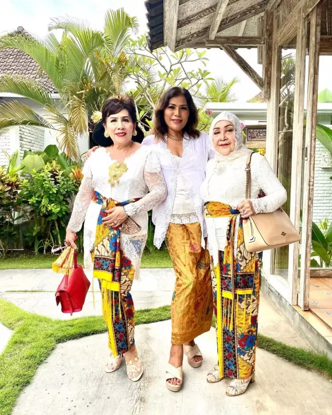 Pesona Ni Made Ayu di pernikahan Venna Melinda © berbagai sumber Pesona Ni Made Ayu di pernikahan Venna Melinda © berbagai sumber