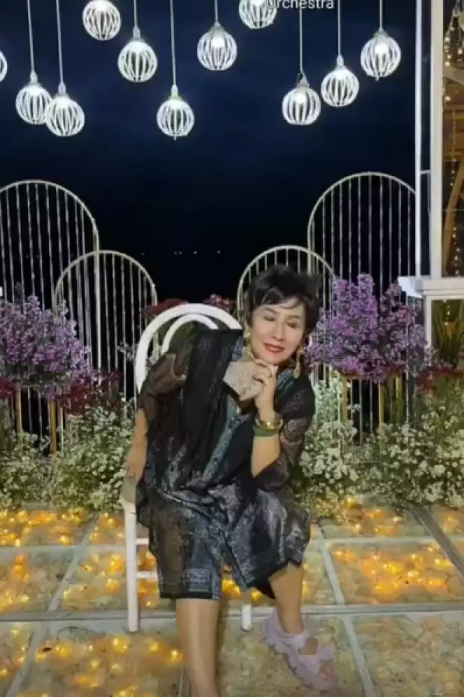 Pesona Ni Made Ayu di pernikahan Venna Melinda © berbagai sumber Pesona Ni Made Ayu di pernikahan Venna Melinda © berbagai sumber