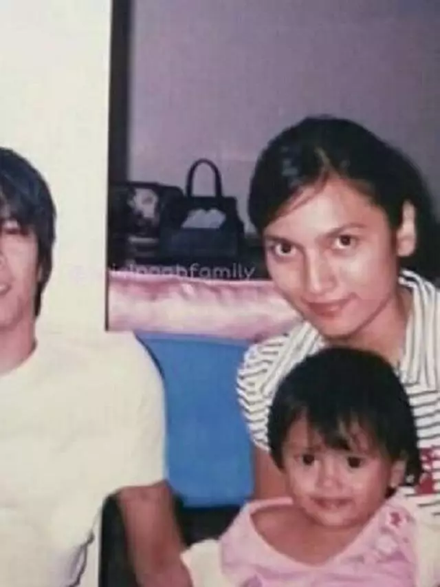 potret lawas Alleia bareng ibu Berbagai sumber potret lawas Alleia bareng ibu Berbagai sumber