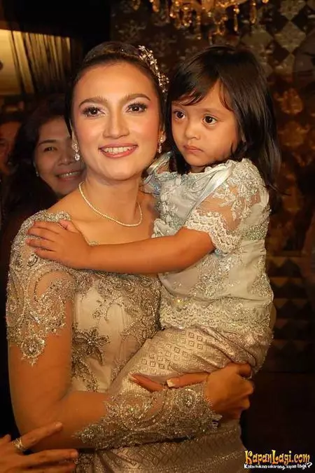 potret lawas Alleia bareng ibu Berbagai sumber potret lawas Alleia bareng ibu Berbagai sumber