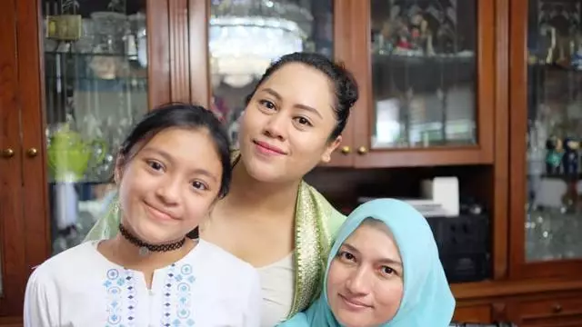 potret lawas Alleia bareng ibu Berbagai sumber potret lawas Alleia bareng ibu Berbagai sumber