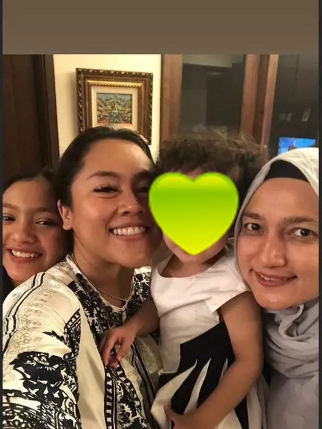 potret lawas Alleia bareng ibu Berbagai sumber potret lawas Alleia bareng ibu Berbagai sumber