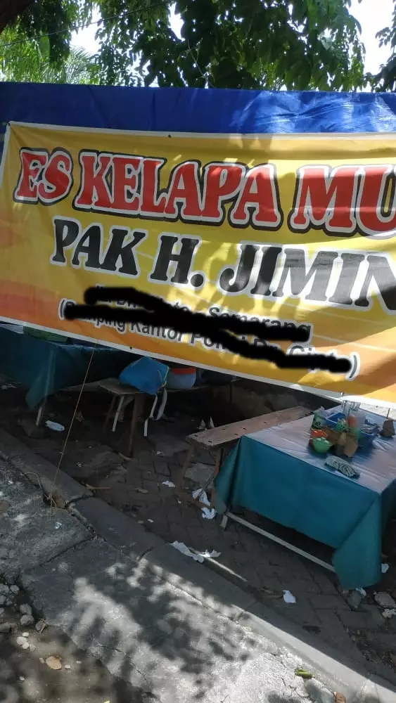 spanduk warung pakai nama idol © Twitter spanduk warung pakai nama idol © Twitter