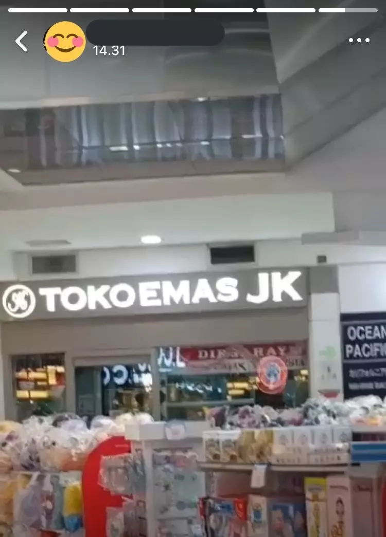 spanduk warung pakai nama idol © Twitter spanduk warung pakai nama idol © Twitter