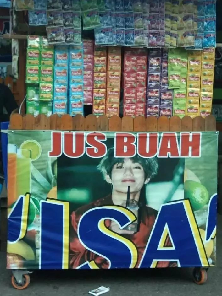 spanduk warung pakai nama idol © Twitter spanduk warung pakai nama idol © Twitter