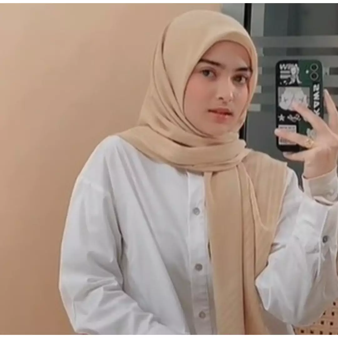 Berparas seperti pria, identitas model hijab ini bikin tercengang