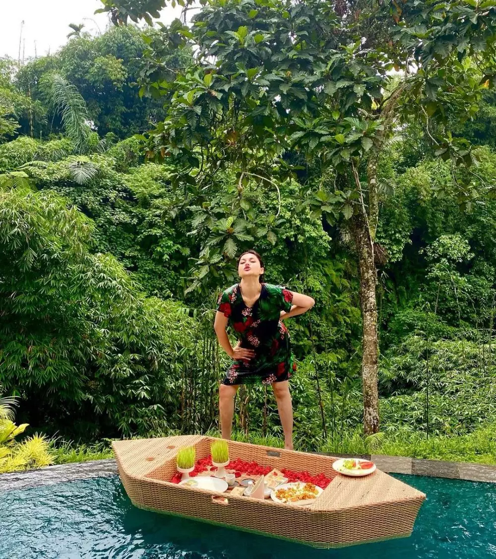 gaya seleb kenakan daster saat liburan © instagram