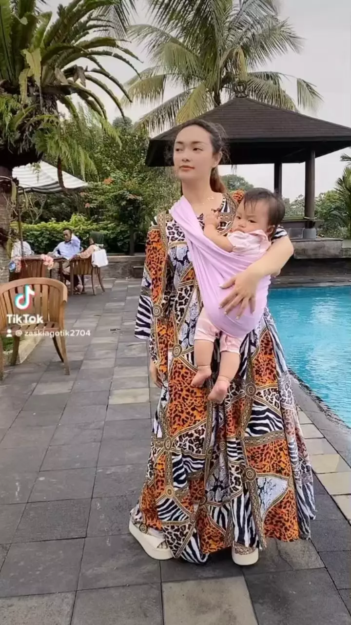 gaya seleb kenakan daster saat liburan © instagram