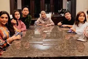 7 Potret akrab Fuji dengan keluarga besar Aurel Hermansyah
