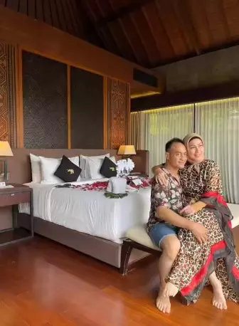 momen pertemuan Ferry Irawan dan mantan suami Venna © berbagai sumber momen pertemuan Ferry Irawan dan mantan suami Venna © berbagai sumber