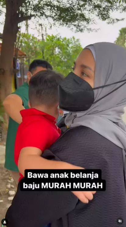 Momen Tya Ariestya belanja baju di pinggir jalan © Instagram Momen Tya Ariestya belanja baju di pinggir jalan © Instagram