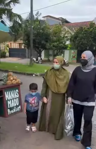 Momen Tya Ariestya belanja baju di pinggir jalan © Instagram Momen Tya Ariestya belanja baju di pinggir jalan © Instagram