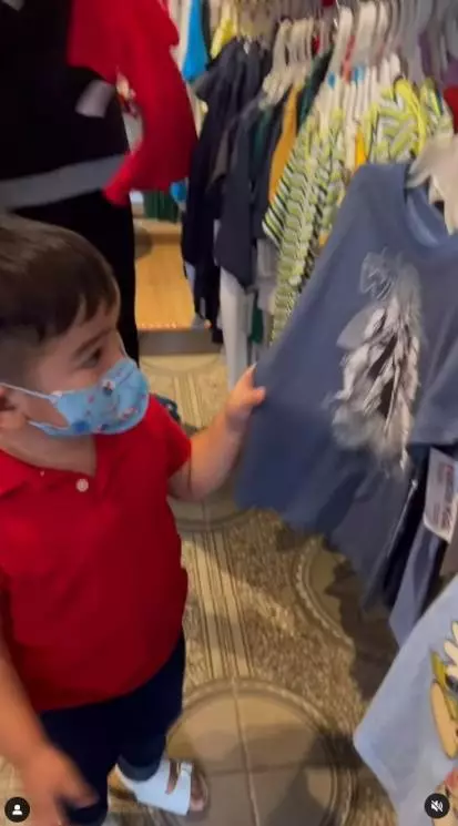 Momen Tya Ariestya belanja baju di pinggir jalan © Instagram Momen Tya Ariestya belanja baju di pinggir jalan © Instagram