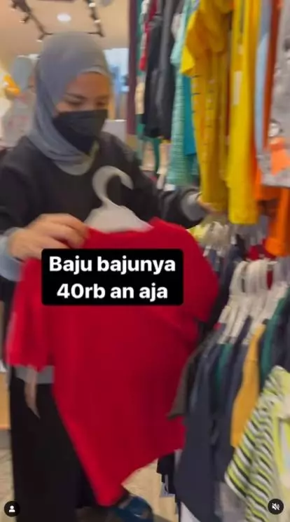 Momen Tya Ariestya belanja baju di pinggir jalan © Instagram Momen Tya Ariestya belanja baju di pinggir jalan © Instagram