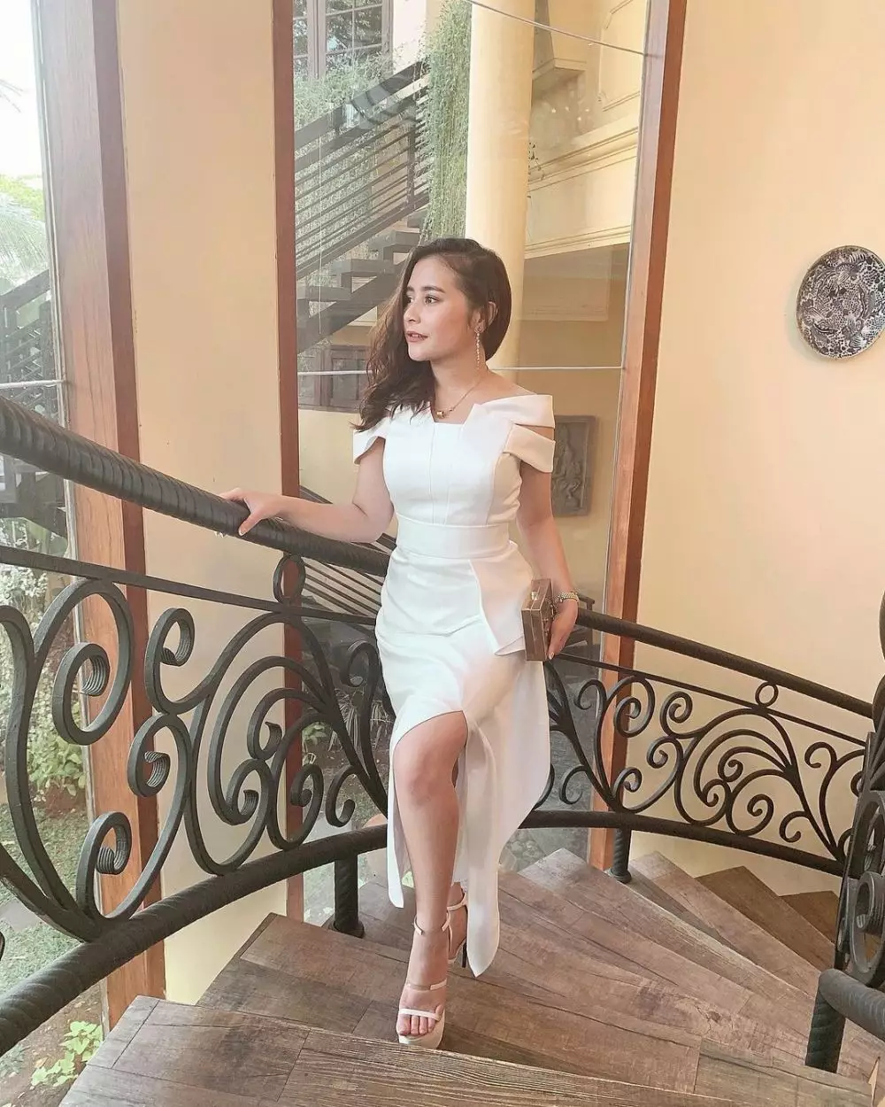 Gaya kondangan Prilly Latuconsina © Instagram