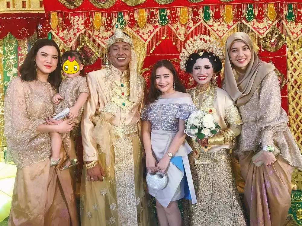 Gaya kondangan Prilly Latuconsina © Instagram