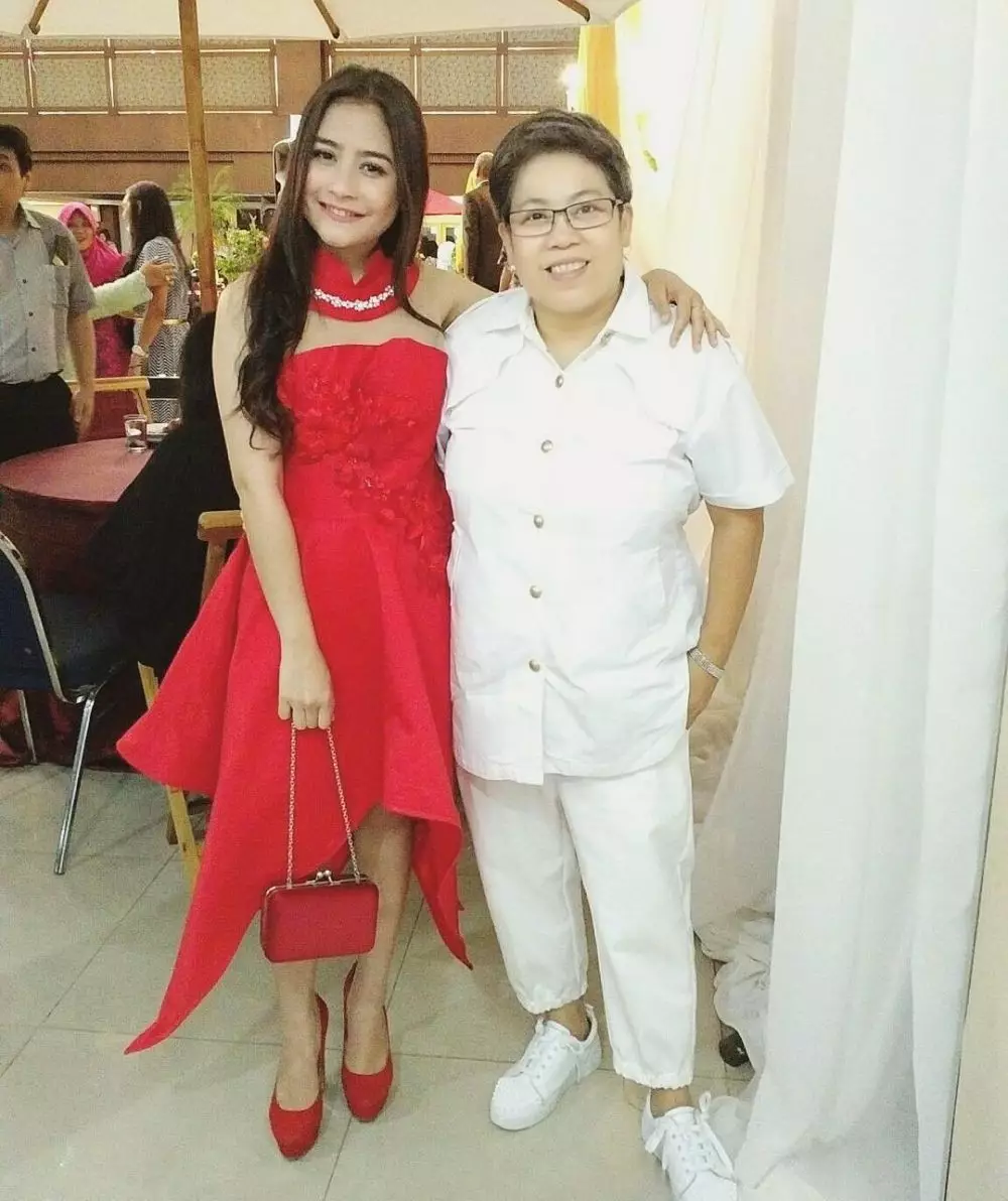 Gaya kondangan Prilly Latuconsina © Instagram