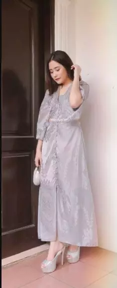 Gaya kondangan Prilly Latuconsina © Instagram