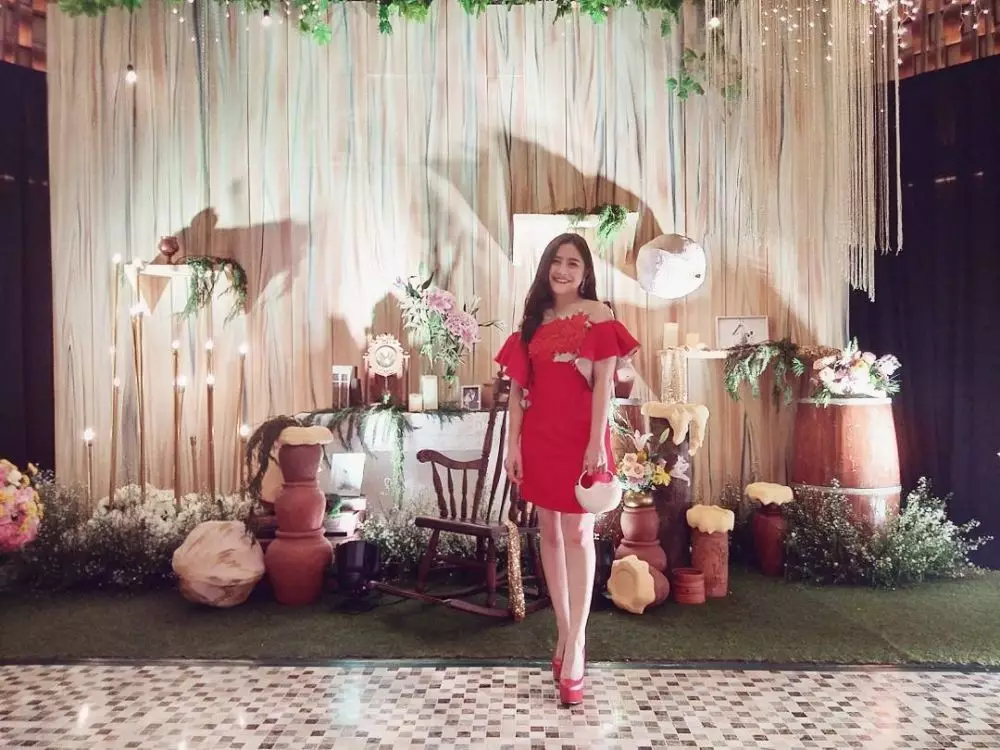 Gaya kondangan Prilly Latuconsina © Instagram