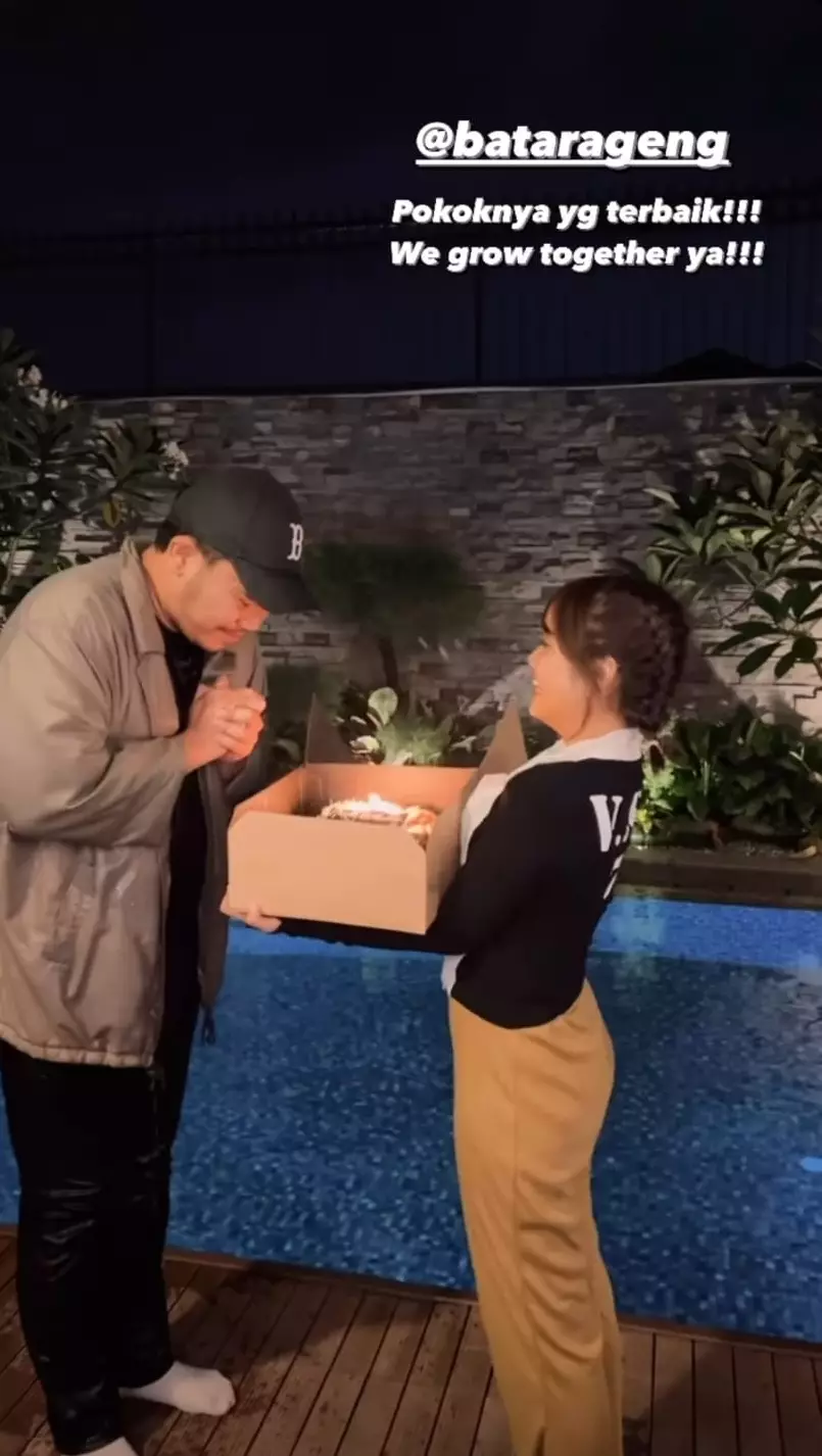 Momen Fuji beri kejutan ultah manajernya © Instagram