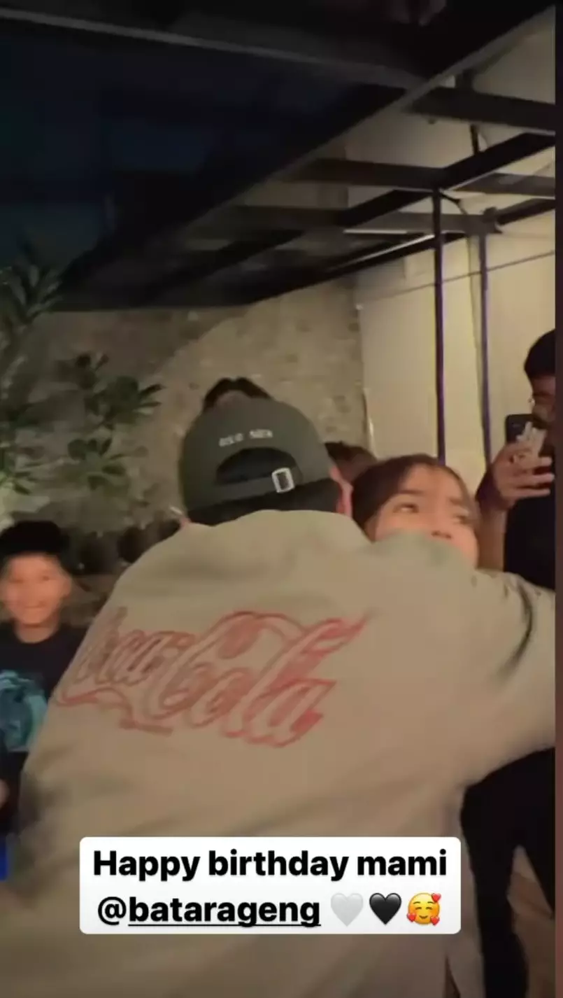 Momen Fuji beri kejutan ultah manajernya © Instagram