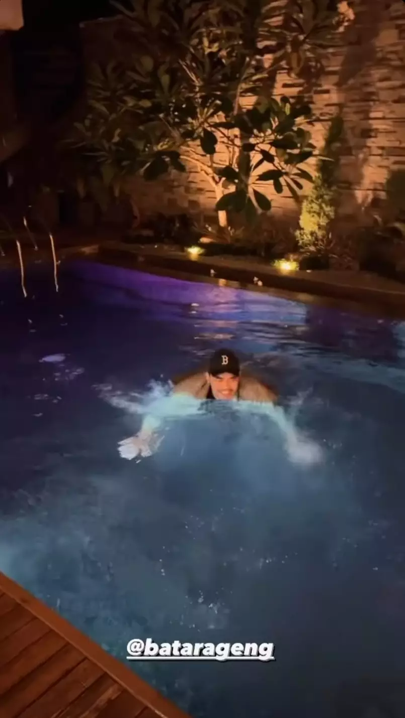 Momen Fuji beri kejutan ultah manajernya © Instagram