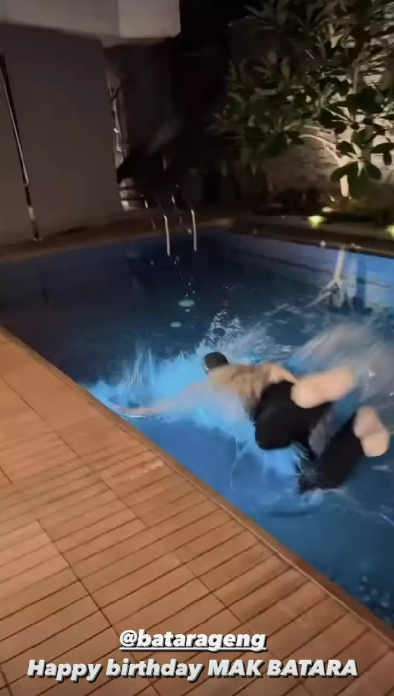 Momen Fuji beri kejutan ultah manajernya © Instagram