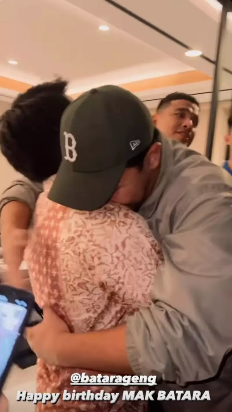 Momen Fuji beri kejutan ultah manajernya © Instagram