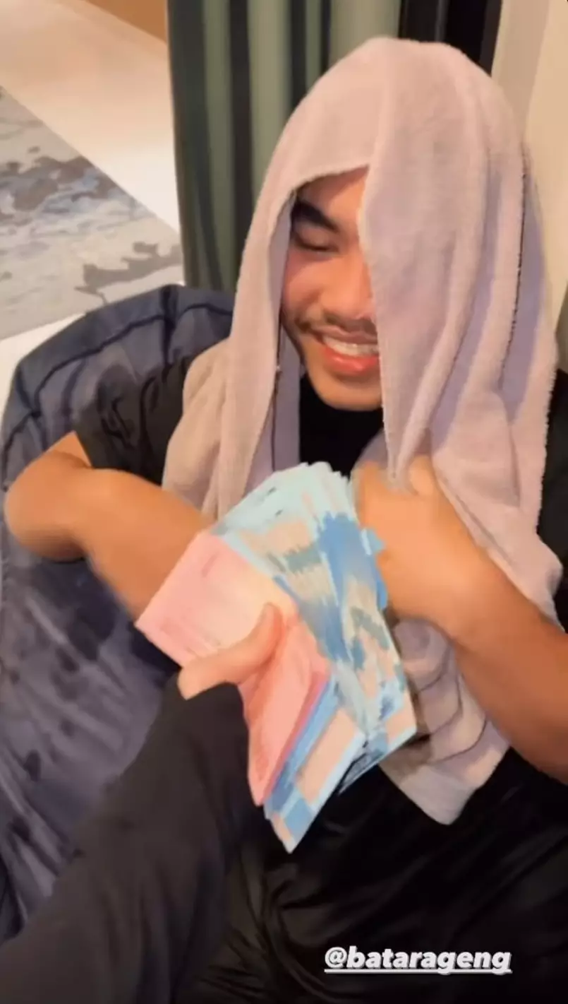 Momen Fuji beri kejutan ultah manajernya © Instagram