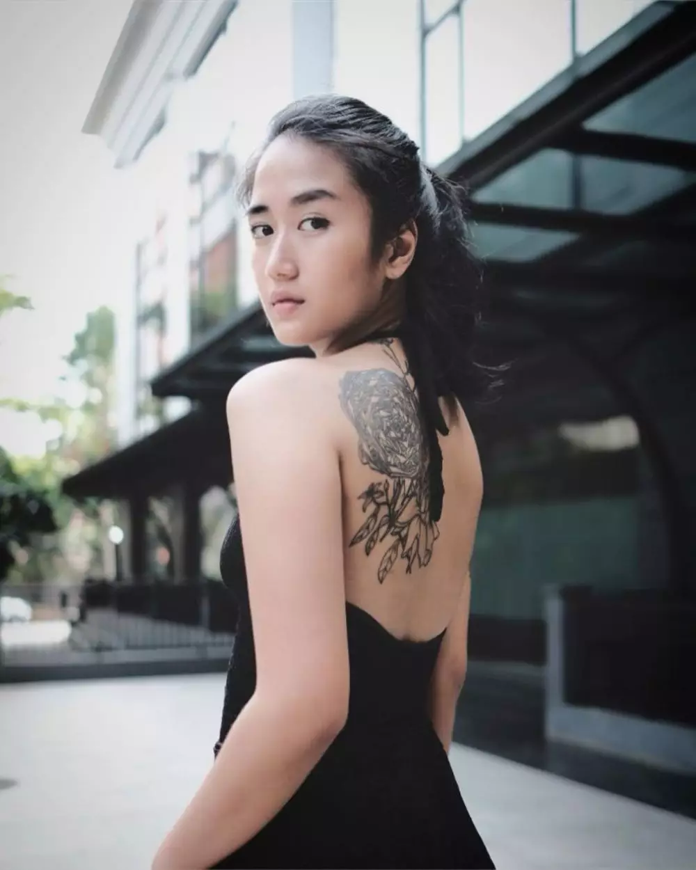 penampakan tato seleb di punggung © instagram