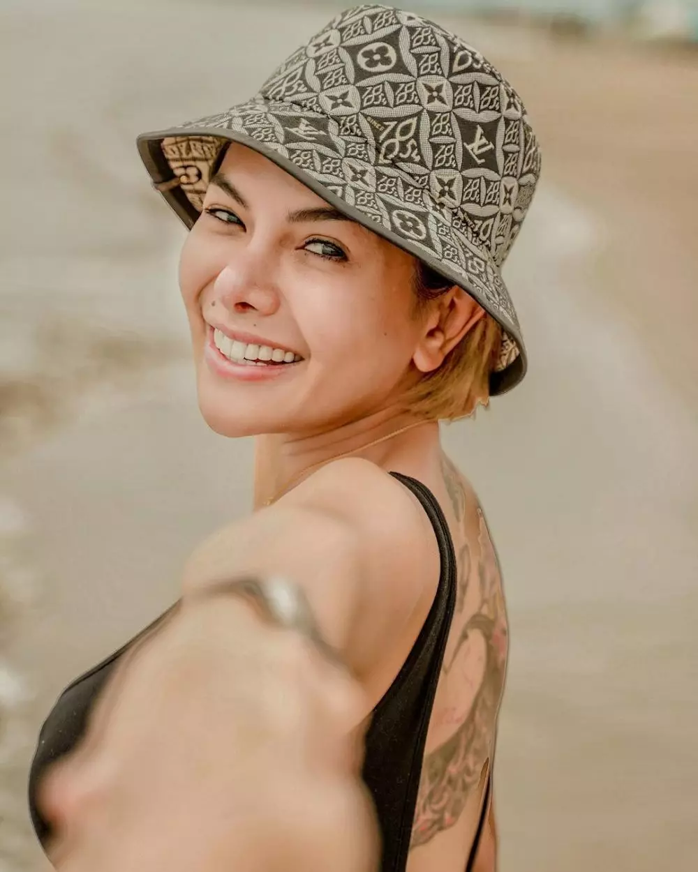 penampakan tato seleb di punggung © instagram