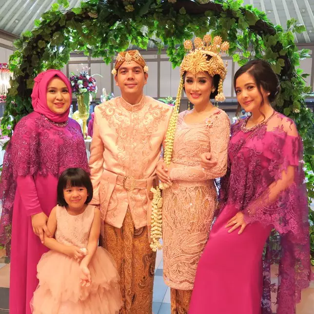 gaya seleb di pernikahan kakak © instagram gaya seleb di pernikahan kakak © instagram