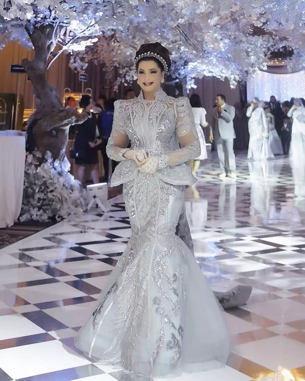 pesona seleb usia 50an dampingi anak menikah © instagram